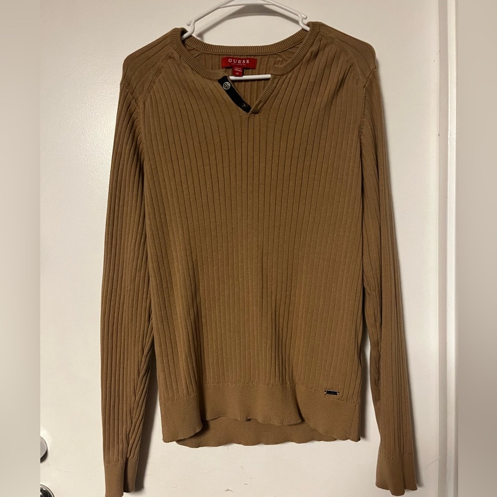 It’s a guess XL men’s sweater, it’s tan colored